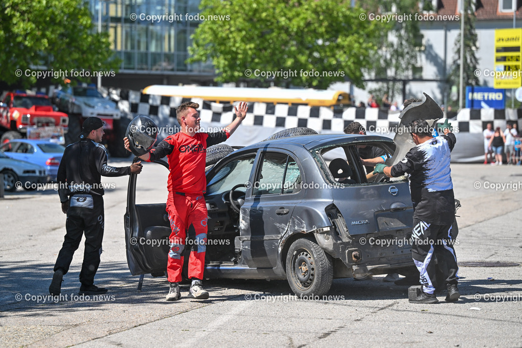 Linz_ Autostunt_ Monstertruck_ Show_ 20.05.2024-23 | 20.05.2024, Linz, AUT, Stuntshow, im Bild Linz, Autostunt, Monstertruck, Show, Schrottauto, Stuntman, Motor, Artistik, Ueberschlag, Feuershow, Zuschauer