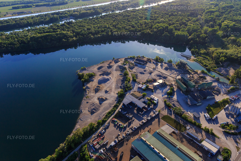 Luftbild: Kiesgrube Breisach am Rhein mit MSW Metallhandel Südwest GmbH und Adolf Braun KG Kies- und Transportbetonwerke im Ortsteil Gündlingen in Breisach im Bundesland Baden-Württemberg in Deutschland.Foto: IMG_147812.jpg vom 30.05.2025 durch Werner Riehm/FLY-FOTO.de// MSW Metallhandel SüdwestBetonwaren in der Region Südbaden - Braun Beton - Beton, Sand, Kies & Service