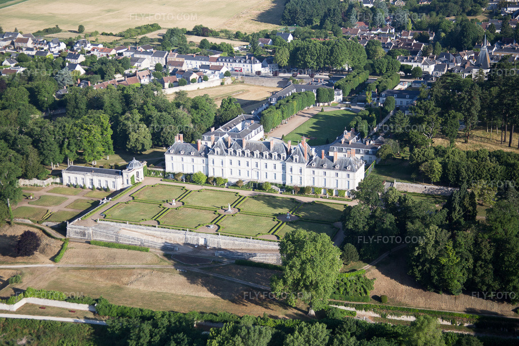 Aerial view: View of the town in Menars in the state Loir et Cher, France. – Photo: IMG_082101.jpg taken on 06/20/2015 by Werner Riehm/FLY-FOTO.com – Resolution of the original: 5472 x 3648 px