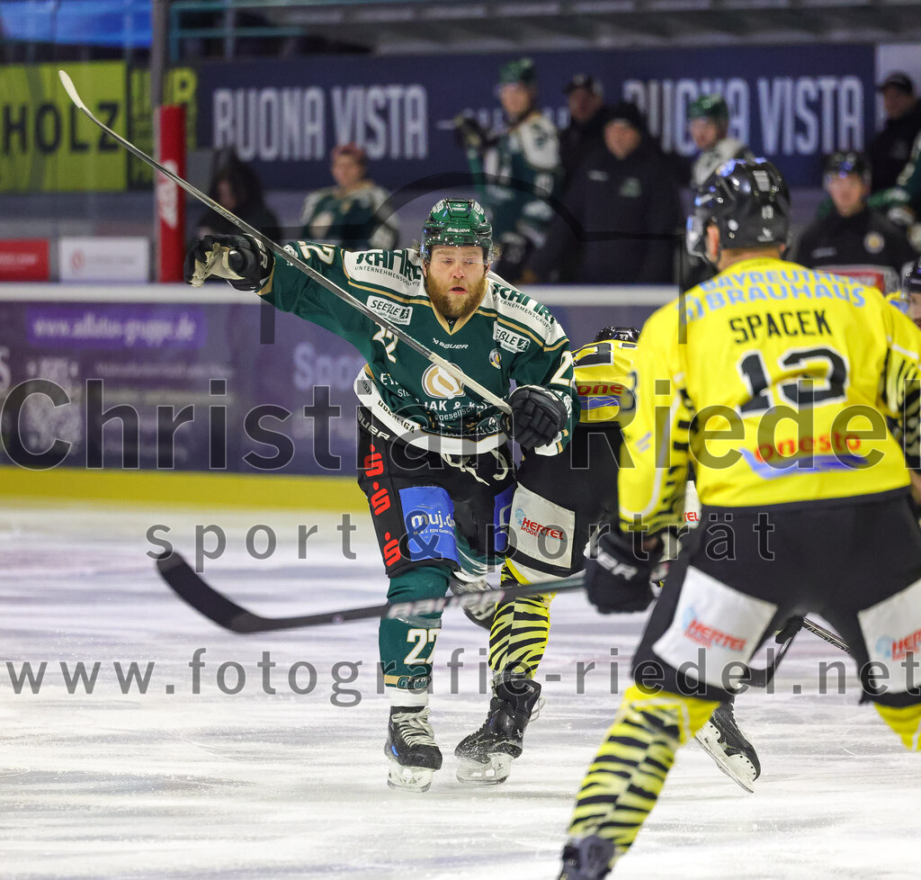 2025-12-28_052_TSV_Erding_gegen_onesto_Tigers_Bayreuth | Erding, Deutschland, 28.12.2025:Eishockey, Oberliga Süd 2025 / 2026, 31. Spieltag, TSV Erding gegen onesto Tigers Bayreuth, Endergebnis: 6:5 n.V.Grady Hobbs (Erding Gladiators, #22)Foto: Christian Riedel / fotografie-riedel.net