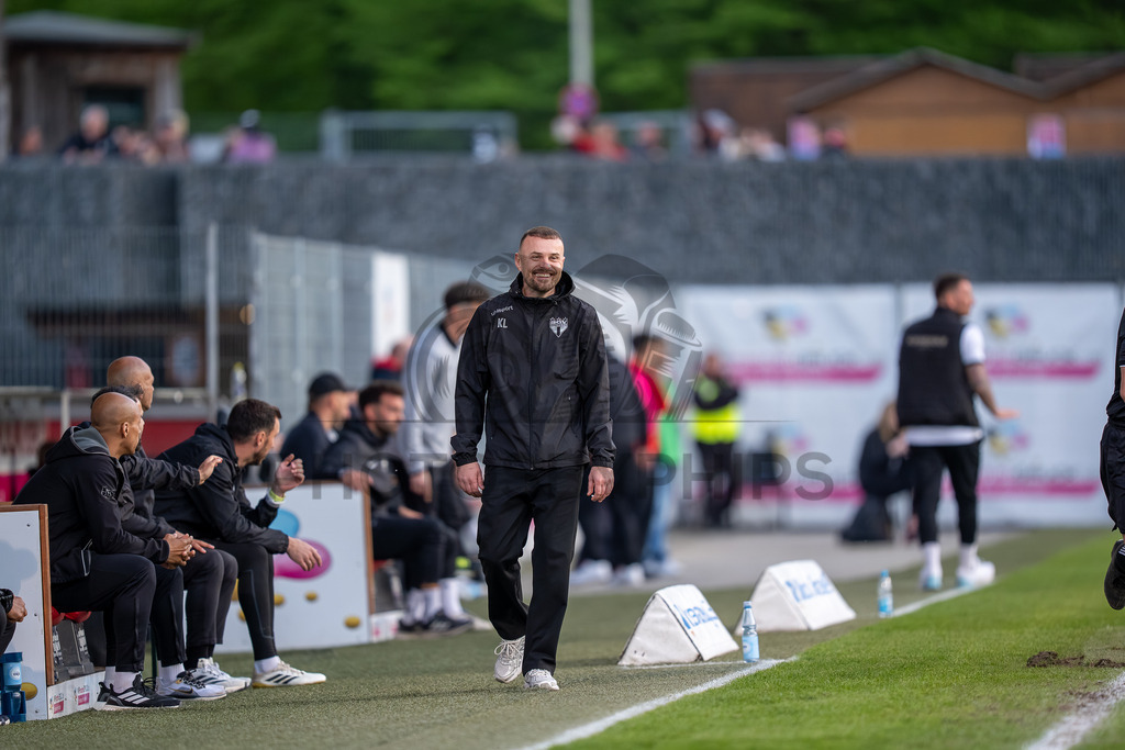SG Sonnenhof Großaspach vs. SGV Freiberg, Fussball, Regionalliga Suedwest, 30. Spieltag, 22.04.2026 | Kushtrim Lushtaku (Trainer SGV Freiberg) grinst,SG Sonnenhof Großaspach vs. SGV Freiberg, Fussball, Regionalliga Suedwest, 30. Spieltag, 22.04.2026