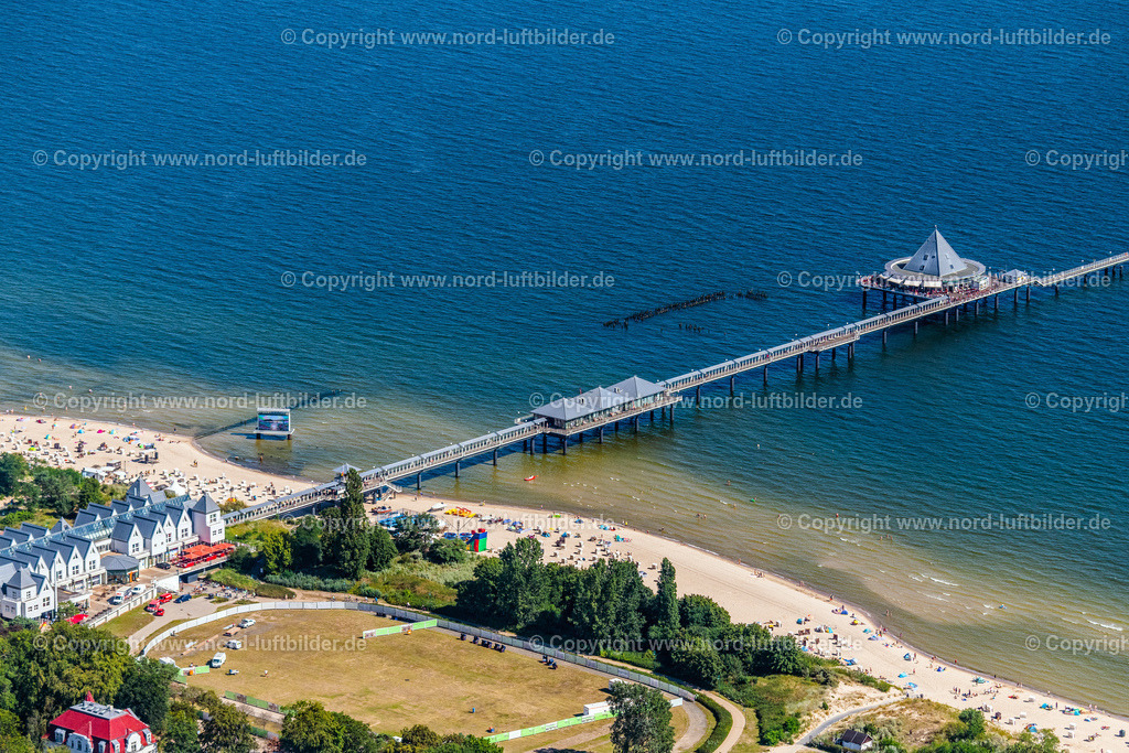 Heringsdorf_Usedom_ELS_4944100822 | SEEBAD HERINGSDORF 10.08.2022 Laufflächen und Konstruktion der Seebrücke über der Wasseroberfläche der Ostsee in Seebad Heringsdorf auf der Insel Usedom im Bundesland Mecklenburg-Vorpommern, Deutschland. // Running surfaces and construction of the pier over the water surface . in Seebad Heringsdorf on the island of Usedom in the state Mecklenburg - Western Pomerania, Germany. Foto: Martin Elsen