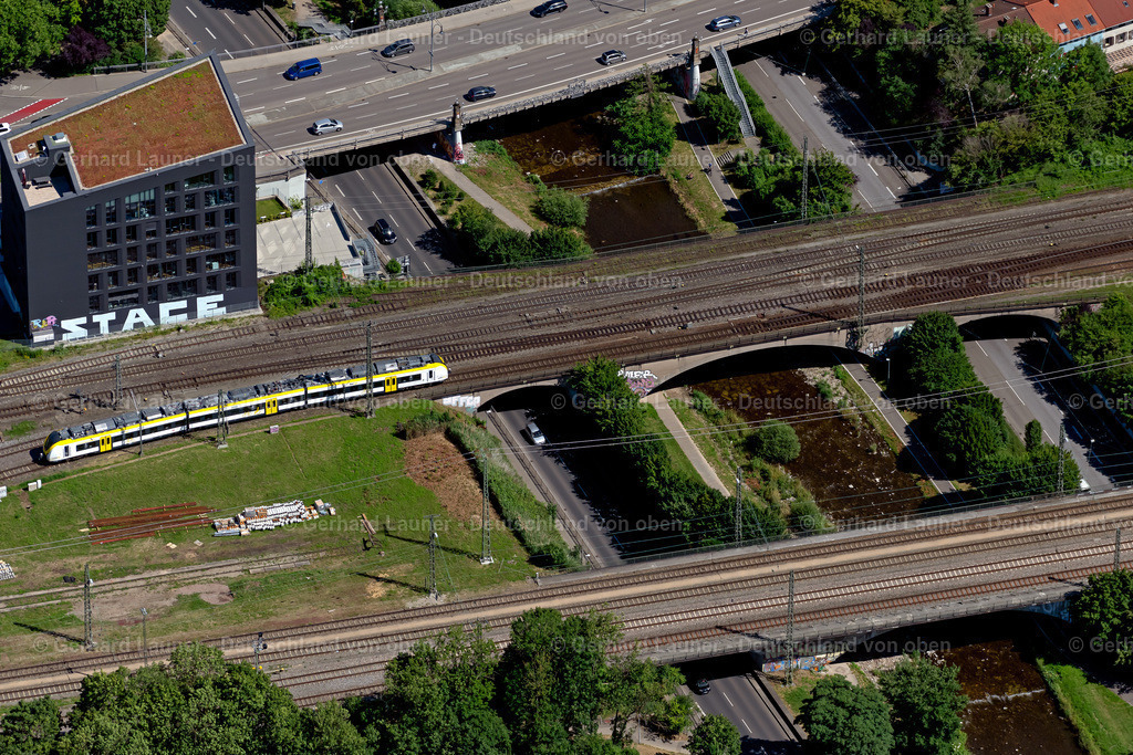 4033373 | FREIBURG IM BREISGAU 30.06.2020 Fluss - Brückenbauwerke zur Überquerung über die Dreisam im Ortsteil Wiehre in Freiburg im Breisgau im Bundesland Baden-Württemberg, Deutschland. // River - bridge constructions about the Dreisam in the district Wiehre in Freiburg im Breisgau in the state Baden-Wuerttemberg, Germany. Foto: Gerhard Launer