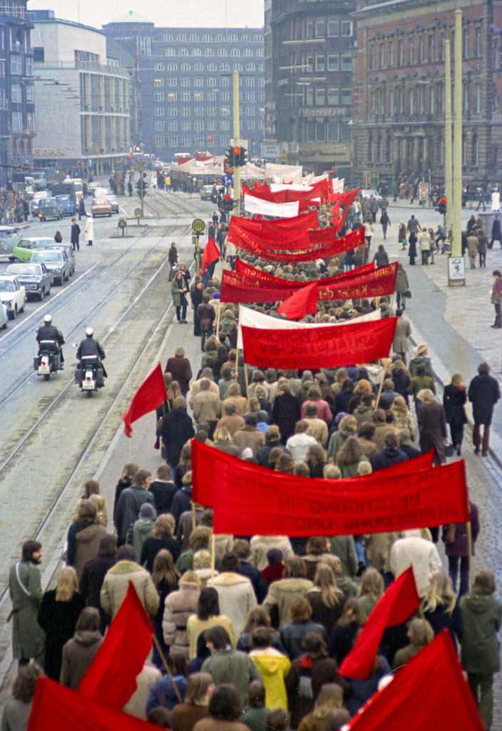 030-1973-028 | Aus der Studentenbewegung von 1968 waren zahlreiche Organisationen hervorgegangen, die in der Volksrepublik China und in der Politik von Mao Tse-tung Vorbilder sahen. Einflussreiche Gruppierungen in diesem linksradikalen Spektrum waren vor allem die Kommunistische Partei Deutschlands/Marxisten-Leninisten (KPD/ML), die KPD/AO, später KPD genannt, und der Kommunistische Bund Westdeutschland (KBW). Dessen Studentenorganisation nannte sich in Hamburg Sozialistische Studentengruppe (SSG). In der zweiten Hälfte der 1970er Jahre verloren die K-Gruppen - und in Hamburg auch die SSG - zunehmend an Bedeutung. Das Foto zeigt eine Demonstration gegen die Rahmenprüfungsordnung an der Universität Hamburg 1973 mit Spruchbändern der SSG. - Realisiert mit Pictrs.com