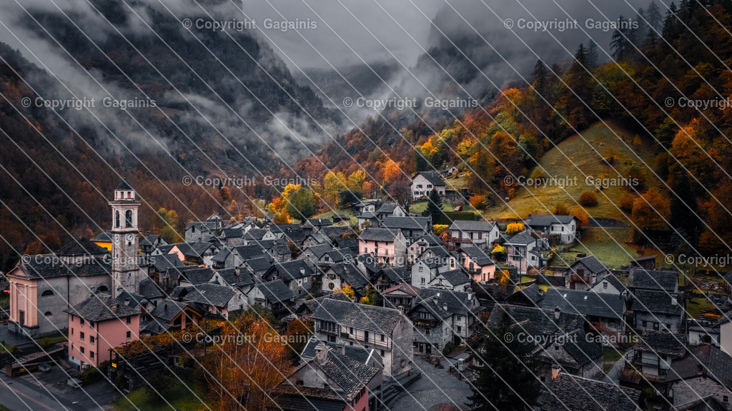 Sonogno Herbstlandschaft Schweiz, Tessin Dorf  | Goldene Blätter, malerische Gassen und sanfter Herbstnebel – diese Fotografie bringt die magische Atmosphäre des Tessiner Herbstes in dein Zuhause. Perfekt für gemütliche Wohnräume oder als Geschenk für Naturliebhaber.