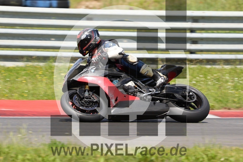 1189-PXR59125 | Schöne Erinnerungen an spannende Momente - das festzuhalten ist unser Job. PIXELrace.de ist seit 2003 auf den Rennstrecken Europas unterwegs um die Action draußen beim Fahren und die wunderbare Stimmung imm Fahrerlager für euch einzufangen.