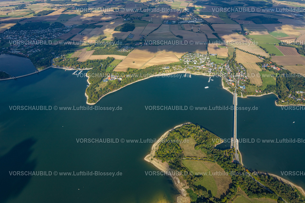 Moehnesee220904171Moehnesee | Luftbild Möhnesee Südufer mit Friedwald und Baumschäden, Friedhof, Dürre im Wald, Stausee, Borkenkäferbefall, Baumbestattung, Möhnesee, Nordrhein-Westfalen, Deutschland, 