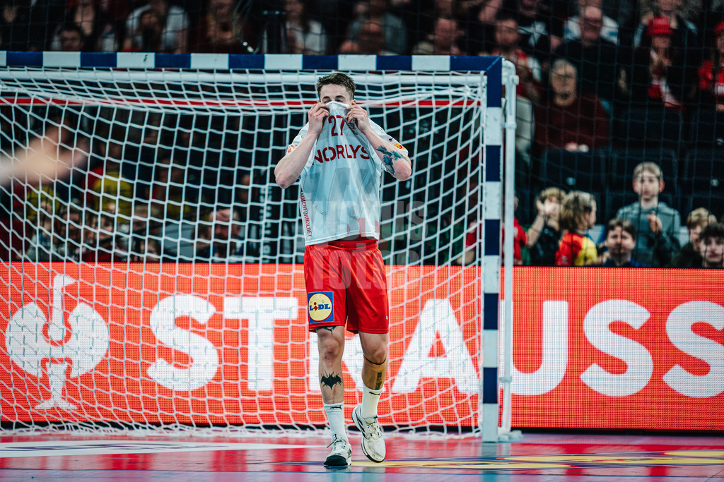 Handball | Herren | EHF EURO 2024 | European Championshop Men 2024 Final Tournament | Slowenien vs. Dänemark | 23.01.2024 | Michael Damgaard Nielsen (#27, Dänemark, DEN) versinkt in seinem Trikot