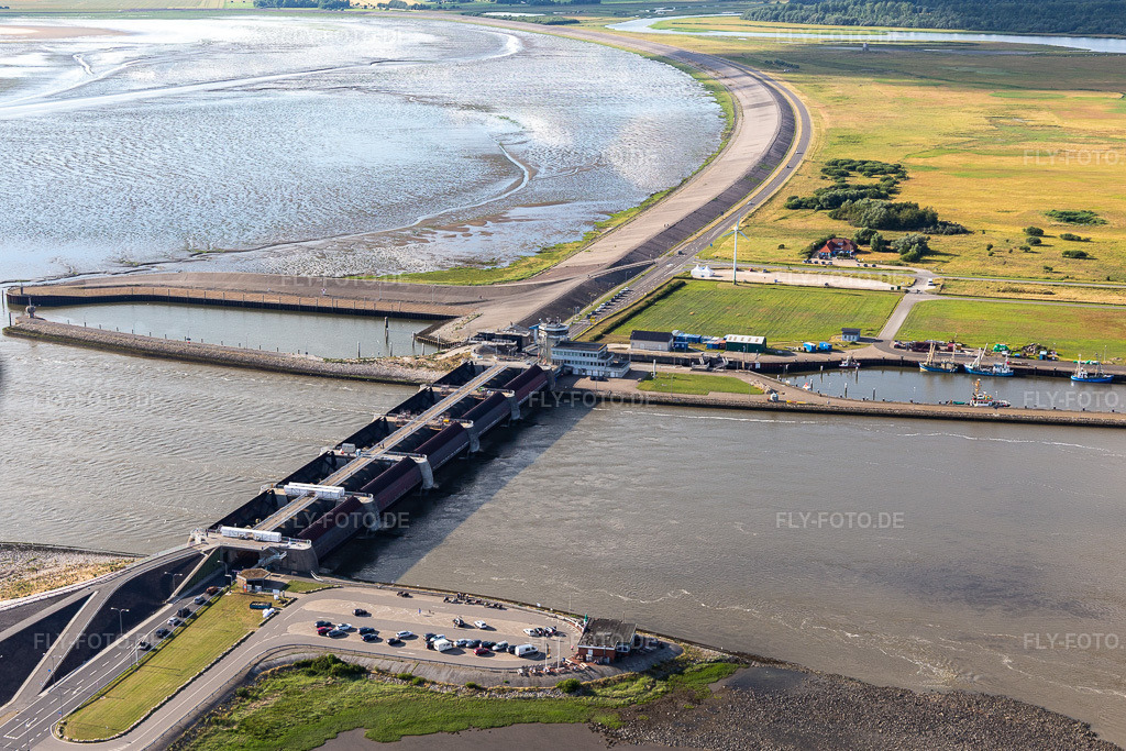 Luftbild: Sperrwerk- Schleusenanlagen Eider-Sperrwerk der WSV Wasser- und Schifffahrtsverwaltung des Bundes in Wesselburenerkoog. im Ortsteil Kating in Tönning im Bundesland Schleswig-Holstein in Deutschland. Foto: IMG_0007179.jpg vom 10.07.2021 durch Werner Riehm/FLY-FOTO.de