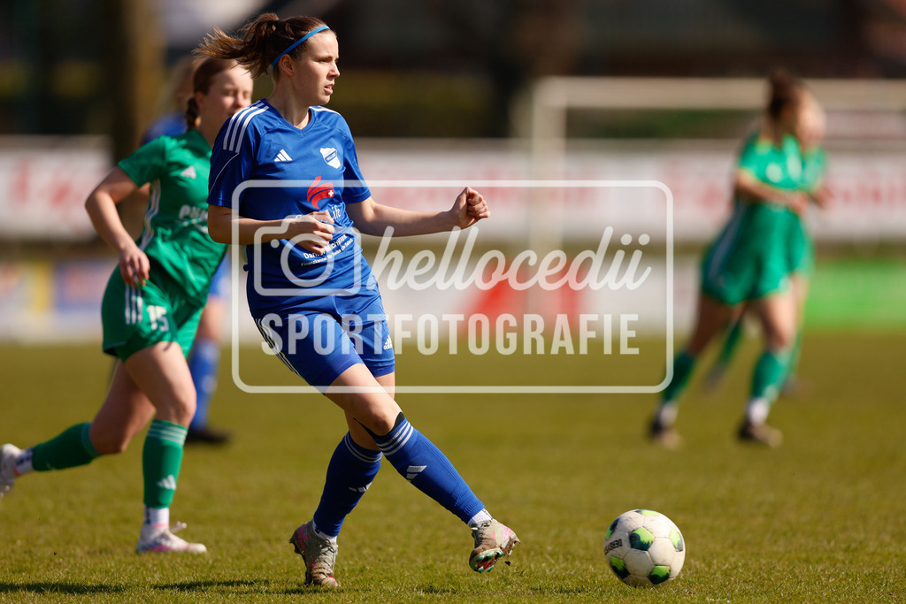 Fußball I Frauen I Saison 2025-2026 I Oberliga Niedersachsen I 17. Spieltag I TuS Lutten - BW Hollage-16 | Katleen Strunk (2, BW Hollage) spielt den Ball zur Mitspielerin. - Realisiert mit Pictrs.com