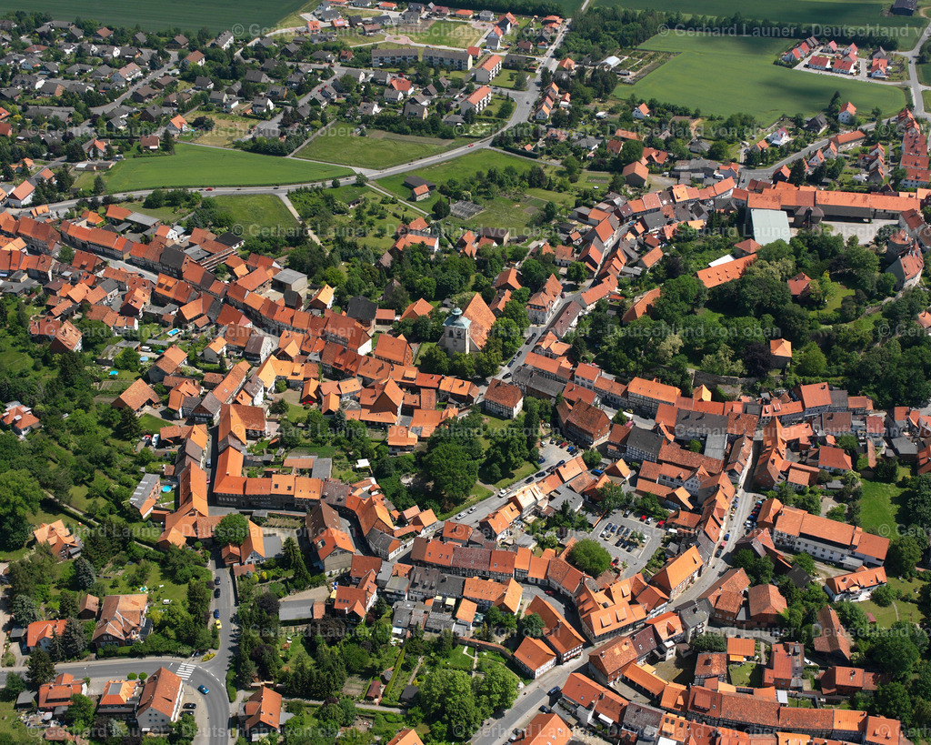2638172 | HORNBURG 09.06.2006 Landwirtschaftliche Nutzflächen und Feldgrenzen  umsäumen das Siedlungsgebiet des Dorfes in Hornburg im Bundesland Niedersachsen, Deutschland // Agricultural land and field boundaries surround the settlement area of the village  in Hornburg in the state Lower Saxony, Germany Foto: Gerhard Launer