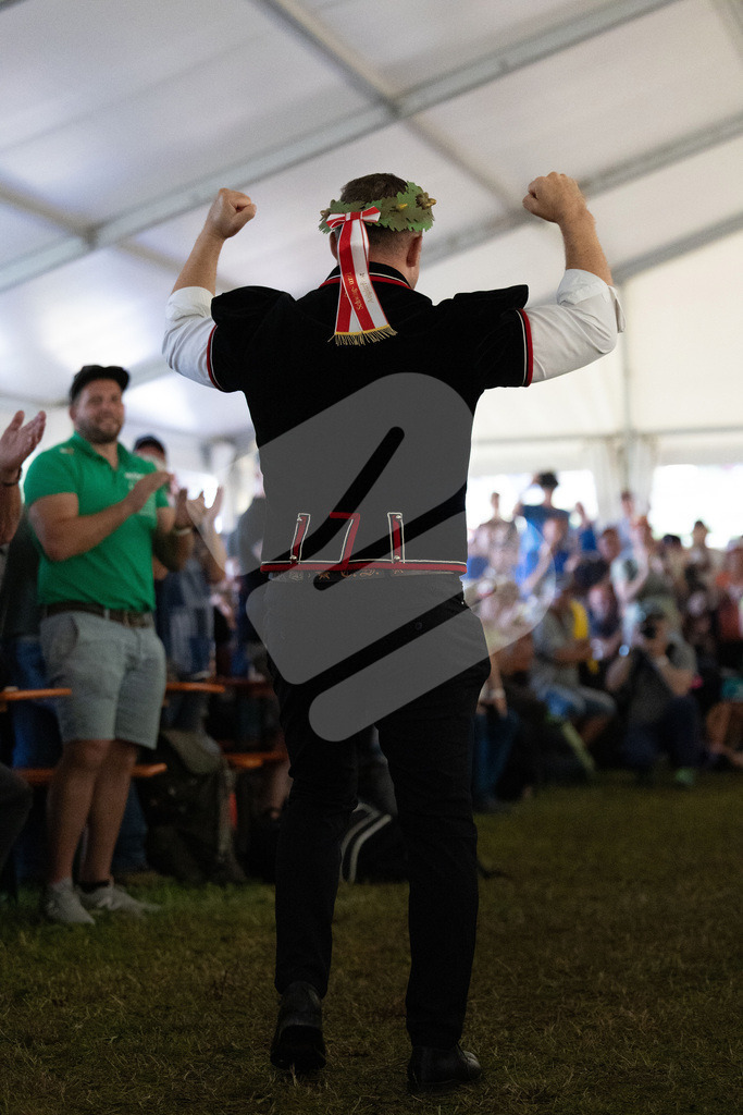 Rigi2025_3173 | Die Schwinger des Schwyzer Kantonalen Schwingerverbandes: Fotos, die Dynamik und Leidenschaft festhalten, sowie emotionale Momente aus dem traditionellen Schwingsport zeigen. - Realisiert mit Pictrs.com