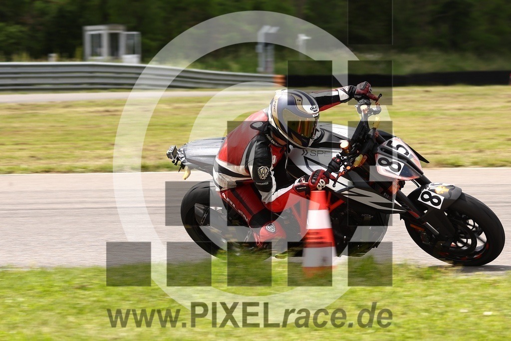 0085-20240525_02138 | Schöne Erinnerungen an spannende Momente - das festzuhalten ist unser Job. PIXELrace.de ist seit 2003 auf den Rennstrecken Europas unterwegs um die Action draußen beim Fahren und die wunderbare Stimmung imm Fahrerlager für euch einzufangen.