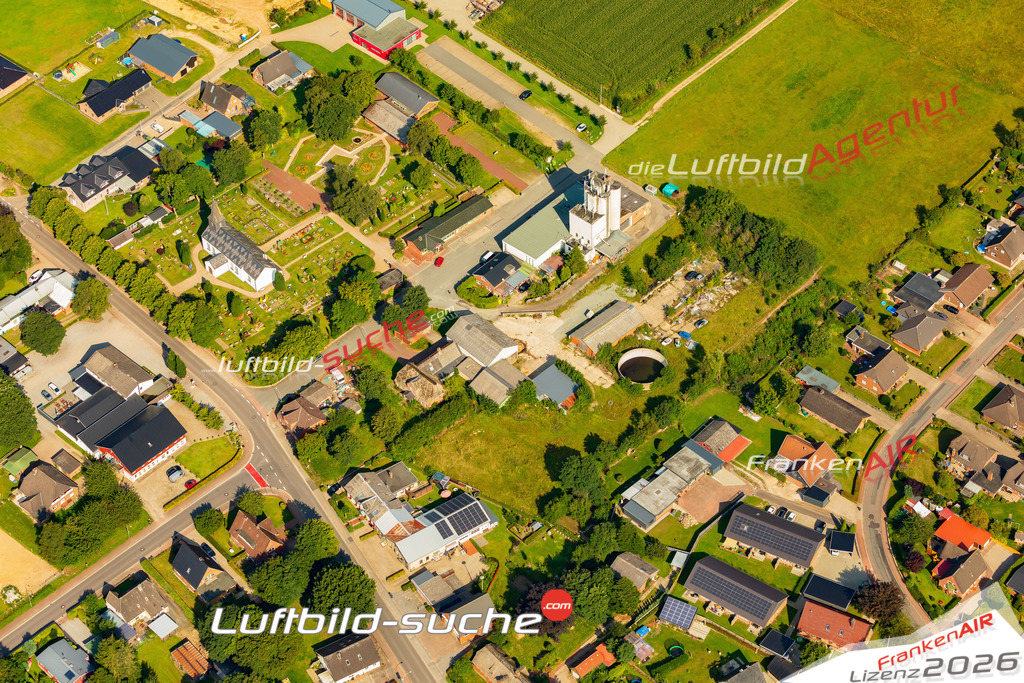 Übersichts Bild Ladelund - Die Luftaufnahme wurde 2025 vom UL-Flugzeug heraus erstellt ( keine Drohnenaufnahme ) - Hochauflösende Luftaufnahme - für Wandbilder und großformatige Ausdrucke geeignet. Das besondere Geschenk!Hier alle&nbsp;Infos zur Lizenzierung der LuftaufnahmeWir fliegen auch dieses Jahr wieder in Ihre Region um Luftbilder zu erstellen.- Luftbild anfragen