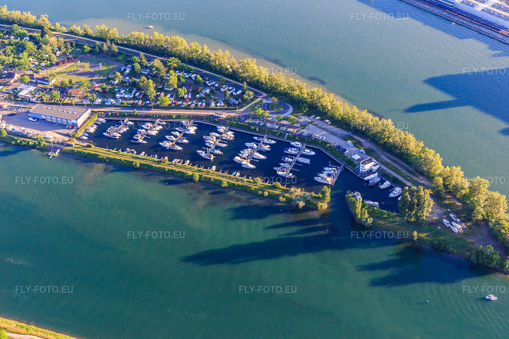 Vue aérienne: Port de plaisance - Fuchs Hafen - Marina sur l'Île du Rhin : Port de plaisance du Nautic Club Ile Du Rhin sur le Rhin à Biesheim dans le département Haut-Rhin, France – .Photo: IMG_147843.jpg prise le 30/05/2025 par Werner Riehm/FLY-FOTO.eu – Résolution de l'original: 5472 x 3648 px – ncir-ski.com is ready. The content is to be added