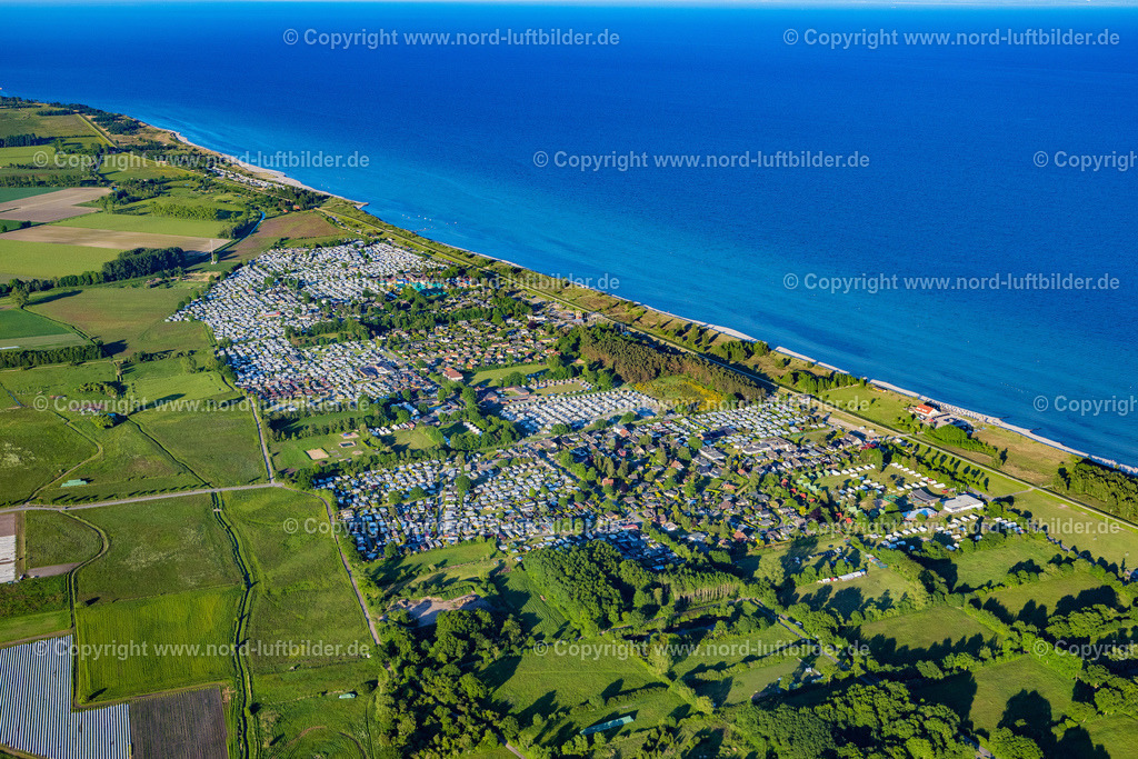 Grömitz_Camping_Campingplätze_ELS_8555030622 | GRöMITZ 03.06.2022 Wohnwagen und Zelte- Campingplatz - und Zeltplatz entlang des Blankwasserweg an der Straße Störtebekerweg im Ortsteil Lensterstrand in Grömitz im Bundesland Schleswig-Holstein, Deutschland. // Camping with caravans and tents on street Stoertebekerweg in the district Lensterstrand in Groemitz in the state Schleswig-Holstein, Germany. Foto: Martin Elsen