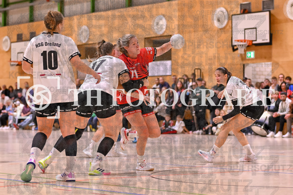 GER, SG Maulburg/Steinen - HSG Dreiland, Frauen-Handball, Oberliga Suedbaden, 3. Spieltag, Saison 2024/2025, 12.10.2024 | Sabrina Gruber (SG Maulburg/Steinen, #71) im Duell mit Jana Darius (HSG Dreiland, #17). Im Bild links Tina Wollschlaeger (HSG Dreiland, #10)GER, SG Maulburg/Steinen - HSG Dreiland, Frauen-Handball, Oberliga Suedbaden, 3. Spieltag, Saison 2024/2025, 12.10.2024Foto: TH Fotografie/Thomas Hess