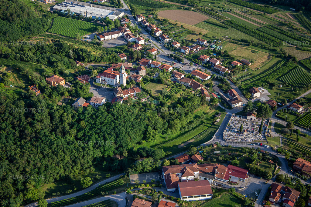 Luftbild: Friedhof und Kirche Župnijska cerkev sv. Urha im Ortsteil Branik in Nova Gorica im Bundesland Slowenien in Slowenien. Foto: IMG_137478.jpg vom 14.07.2023 durch Werner Riehm/FLY-FOTO.de