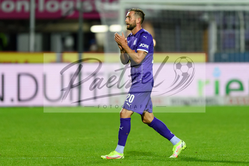OSNVKO2021090620210906_208 | Fussball, Herren: Marc Heider (VfL Osnabrueck) bedankt sich nach seiner Auswechslung bei den Fans beim Spiel der 3. Liga zwischen VfL Osnabrueck und FC Viktoria Koeln im Stadion an der Bremer Bruecke am 06.09.2021 in Osnabrueck, Deutschland.DFB / DFL REGULATIONS PROHIBIT ANY USE OF PHOTOGRAPHS AS IMAGE SEQUENCES AND/OR QUASI-VIDEO. - Realisiert mit Pictrs.com