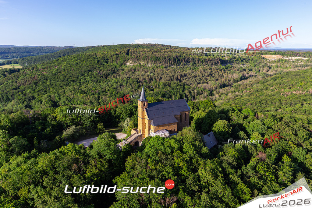 Die Luftbildaufnahme guegel-kirche - Scheßlitz wurde 2020 mittels Flugzeug (keine Drohne) erstellt. Perfekte Schärfe und Druck- Ergebnisse- Garantiert!