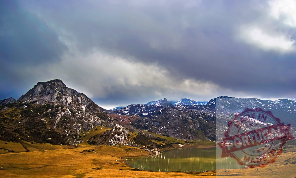 Dramatic sky over Lake Ercina in Covadonga Lakes, Picos de Europa National Park, Asturias, Spain | Scenic view of the Covadonga Lakes reflecting the dramatic sky in Picos de Europa National Park - Realisiert mit Pictrs.com