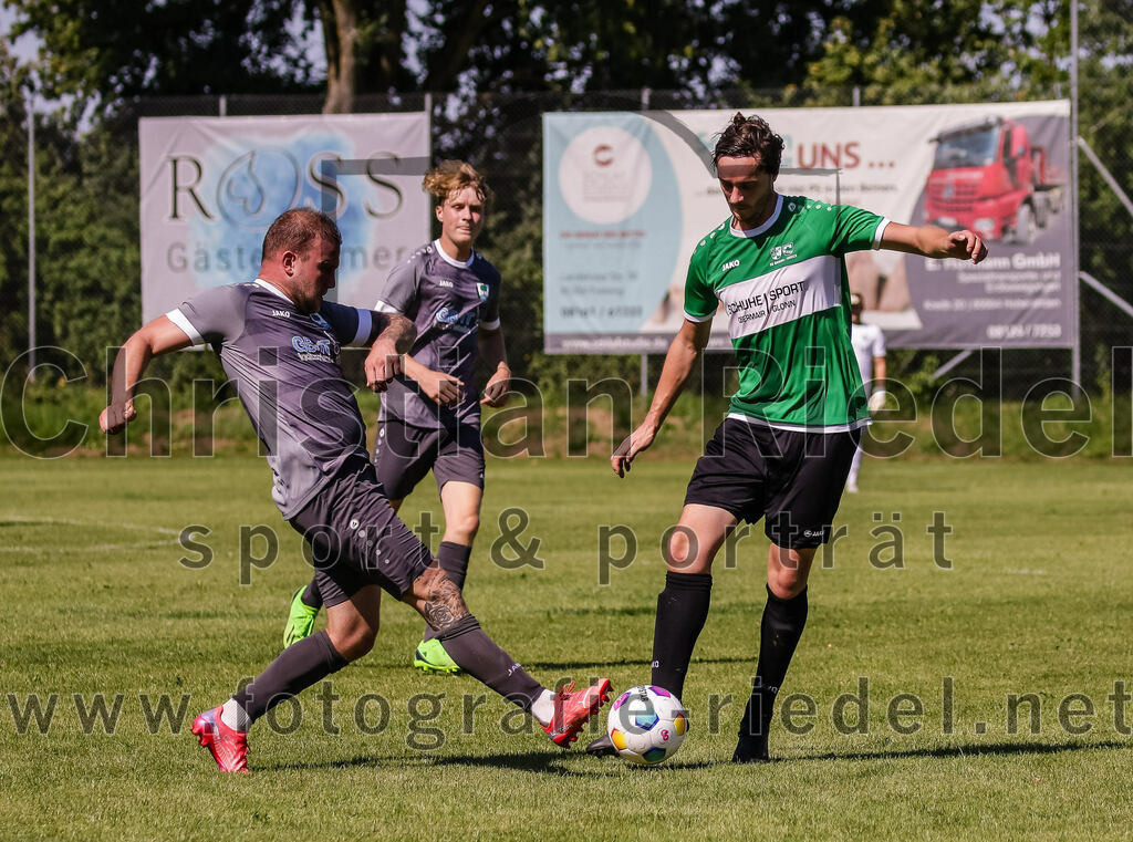 2023-08-20_089_SV_Hohenlinden_gegen_SV_Buch | Hohenlinden, Deutschland, 20.08.2023:
Fußball, A-Klasse 2023 / 2024, 1. Spieltag, SV Hohenlinden gegen SV Bruck, Endergebnis: 5:1

Manuel Fuchs (SV Hohenlinden, #9), Ricco Körner (SV Bruck, #4)

Foto: Christian Riedel / fotografie-riedel.net
