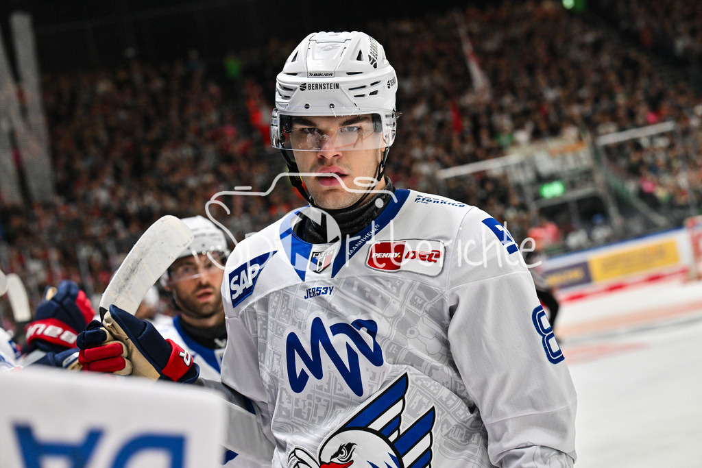 Augsburger Panther - Adler Mannheim | Jubel der Adler nach dem Treffer zum 3-2 durch Maximilian HEIM (Adler Mannheim 86) / Tor / Torschuetze / Freude / Happy / DEL: Augsburger Panther - Adler Mannheim; Curt Frenzel Stadion am 14.09.2025