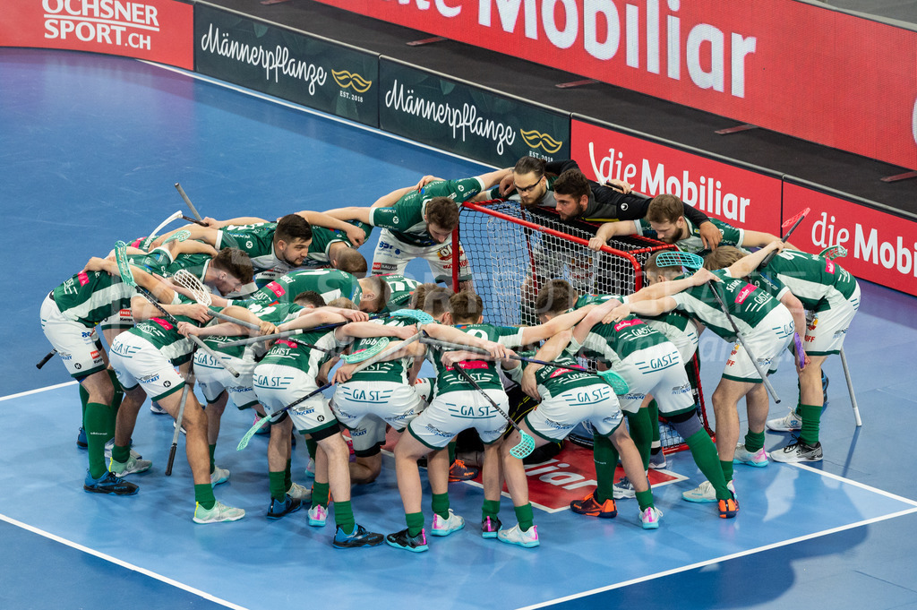 SV Wiler-Ersigen vs GC Unihockey - 23. April 2022 | SV Wiler-Ersigen vs GC Unihockey
Stimo Arena, Kloten
Wiler-Spieler bei der Goalie-Beschwörung.
Bild: Sportfotografie Markus Aeschimann | www.markus-aeschimann.ch - Realisiert mit Pictrs.com