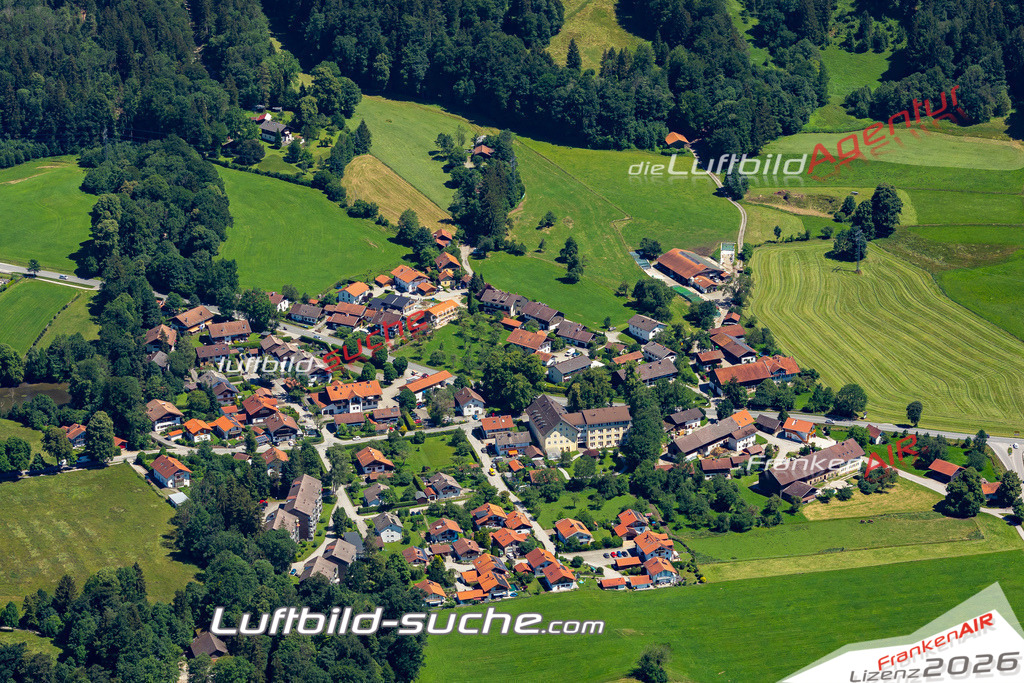 Aktuelles Luftbild von  Bad Heilbrunn - Die Luftaufnahme wurde 2022 mittels UL-Flugzeug erstellt ( keine Drohne ) - hochauflösende Kamera-Systeme von  Canon -Beste Qualität - Für grossformatige Ausdrucke geeignet. Die Geschenkidee !