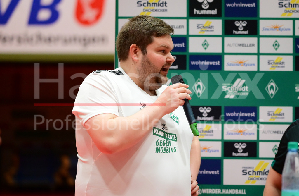 Handball, 2. Bundesliga Frauen, SV Werder Bremen - VfL Waiblingen | v.li.: Timm Dietrich (Trainer, Cheftrainer, SV Werder Bremen) während der Pressekonferenz nach dem Spiel