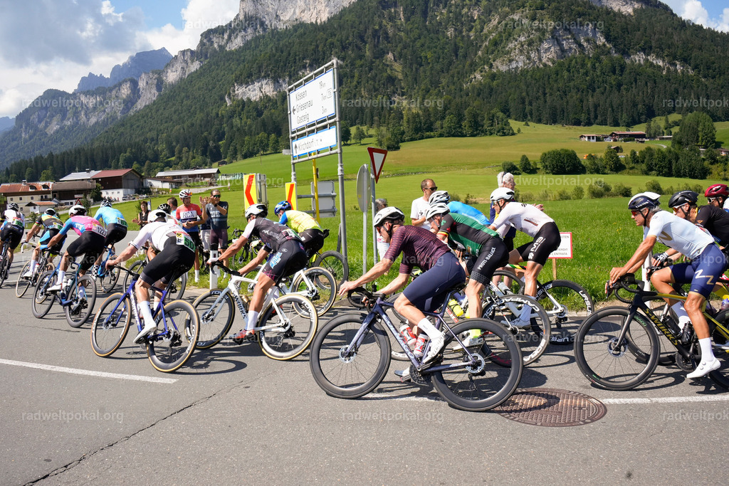 623_20230817_Bewerb_Maenner_Muehlanger | AUT - OESTERREICH, 2023-08-16: SPORT RENNRAD-FAHREN - 55. INTERNATIONALER RADWELTPOKAL IN ST. JOHANN IN TIROL  - Vintage-Radrennen mit WM-Bronze-Medaillen-Siegerin Christina Schweinberger, den Teilnehmer und Alexander Baumann (vom Orginastions-Team) - TAG 2 BEWERB MAENNER IN SECHS GRUPPEN  ; Foto: Roland Muehlanger