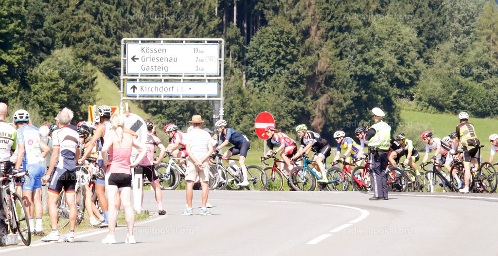822_20230817_Bewerb_Maenner_Muehlanger | AUT - OESTERREICH, 2023-08-16: SPORT RENNRAD-FAHREN - 55. INTERNATIONALER RADWELTPOKAL IN ST. JOHANN IN TIROL  - Vintage-Radrennen mit WM-Bronze-Medaillen-Siegerin Christina Schweinberger, den Teilnehmer und Alexander Baumann (vom Orginastions-Team) - TAG 2 BEWERB MAENNER IN SECHS GRUPPEN  - FEATURE RENNEN/START ; Foto: Roland Muehlanger