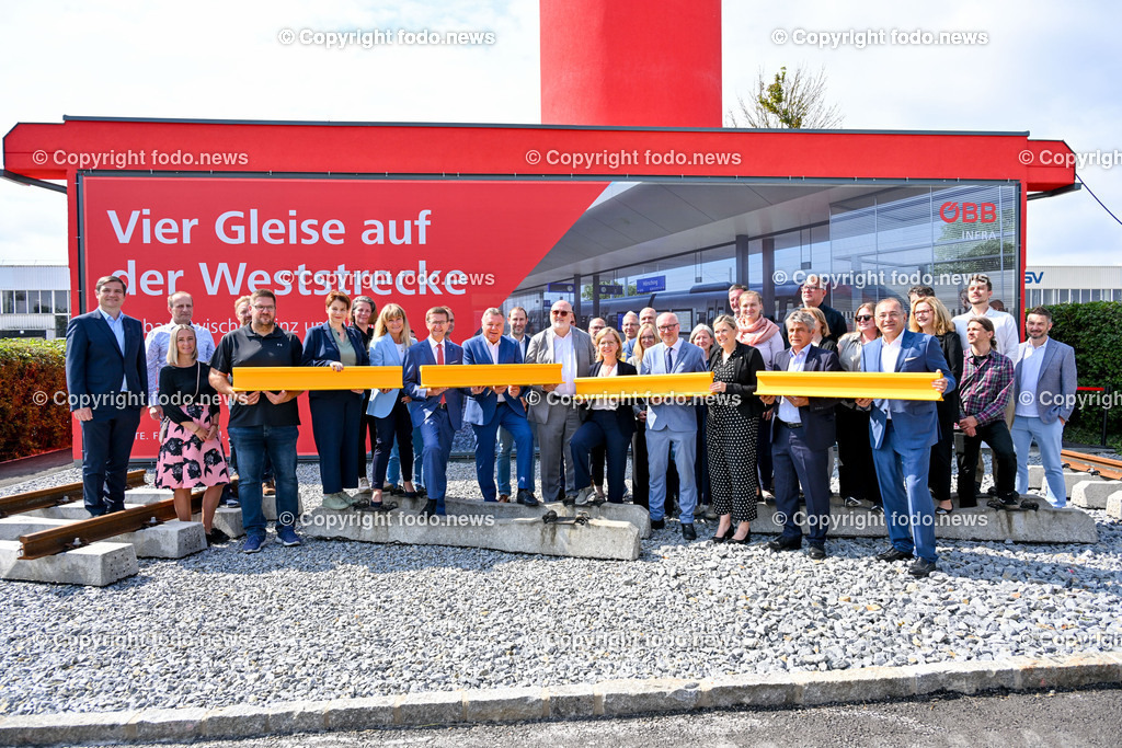 Festakt_ OeBB Gleisausbau_ Baustart_ 01.07.2024-65 | 01.07.2024, Hoersching, AUT, Festakt OeBB-anlaesslich des 4-gleisigen Ausbau des Abschnitt Linz - Marchtrenk, im Bild Dagmar Engl (Die Gruenen, LAbg.), Heidi Strauss (SP, LAbg.), LR Markus Achleitner (VP), LR Guenther Steinkellner (FP), Andreas Mattae (Vorstandvorsitzender der OeBB), BMin Leonore Gewessler (Die Gruenen, Klimaschutz, Umwelt, Energie, Mobilitaet, Innovation und Technologie), Wolfgang Bogensberger (Leiter der Vertretung der EU Kommission in Oesterreich), Sabine Naderer-Jelinek (SP, BgmIn, der Stadt Leonding), Herwig Mahr (FP, Klubobmann), Norbert Draskovic (Flughafen Linz) und Mitarbeiter