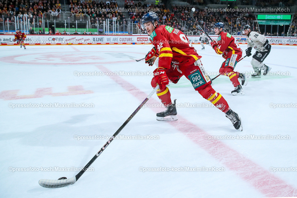 DueDEL25022401021 | 25.02.2024, Düsseldorf, Eishockey, Penny DEL, 49. Spieltag, PSD-BANK Dome, Düsseldorfer EG - Kölner Haie: Jakub Borzecki (Düsseldorfer EG) behauptet den Puck gegen David McIntyre (Kölner Haie)