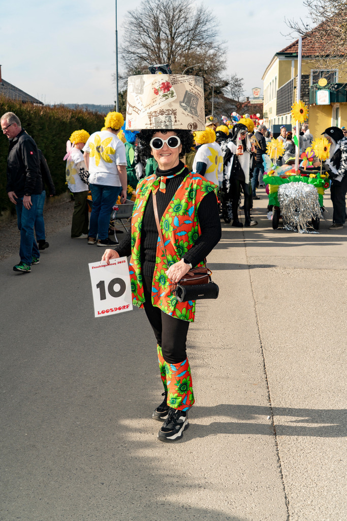 MASKEN-Gruppe_8818 | Fotostrecke: FASCHINGSUMZUG 2025 in Loosdorf. 22 Masken(gruppen)-Teilnehmer: Loosdorfer Vereine, Wirtschaftstreibende, Gemeindeabordnungen sowie Kreditinstitute. rund 700 Besucher entlang der Hauptstrasse. Veranstaltungs-Sicherung durch Mannschaft der FF-Loosdorf mit schwerem Gerät. Maskenprämierung am EKZ-Platz durch Bgm. Thomas Vasku in den Kategorien: Bester Festwagen (Fa. gkonzept-Groissenberger; Beste Personengruppe-ASK-Loosdorf; Beste Einzelperson; Weiteste Anreise-FF Schollach;