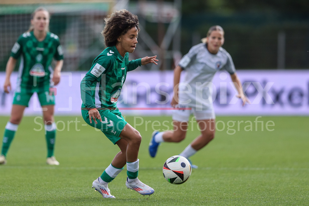 Fussball, Google Pixel Frauen-Bundesliga, SV Werder Bremen - 1. FFC Turbine Potsdam | v.li.: Amira Arfaoui (SV Werder Bremen, 8) am Ball, Einzelbild, Ganzkörper, Aktion, Action, Spielszene