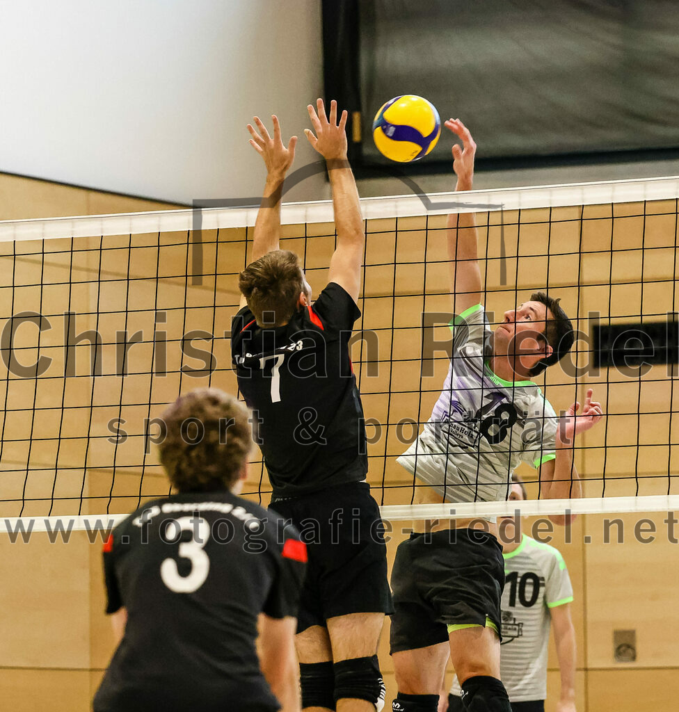 2021-11-27_073_TuS_Oberding_II_gegen_MTV_1881_Ingolstadt_III | Oberding, Deutschland, 27.11.2021:
Volleyball, Kreisliga 2021 / 2022, 5. Spieltag, TuS Oberding II gegen MTV 1881 Ingolstadt III, Endergebnis: 3:2

Karl Scholz (TuS Oberding, #3), Christoph Stegemann (TuS Oberding, #7)

Foto: Christian Riedel / fotografie-riedel.net