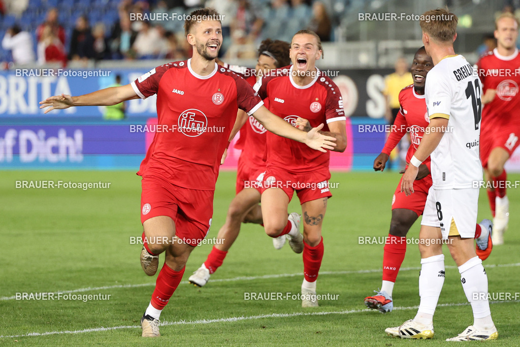 SV Wehen Wiesbaden - Rot-Weiss Essen | Wiesbaden, Deutschland, 22.08.2025Torben Müsel  (Rot-Weiss Essen) beim Torjubel nach dem Tor zum 3:4 während des drittliga Spiels zwischen SV Wehen Wiesbaden und Rot-Weiss Essen am 22.08.2025 in der BRITA-Arena in Wiesbaden. (Foto von Timo Bluhmki-Schmidt/Brauer Fotoagentur