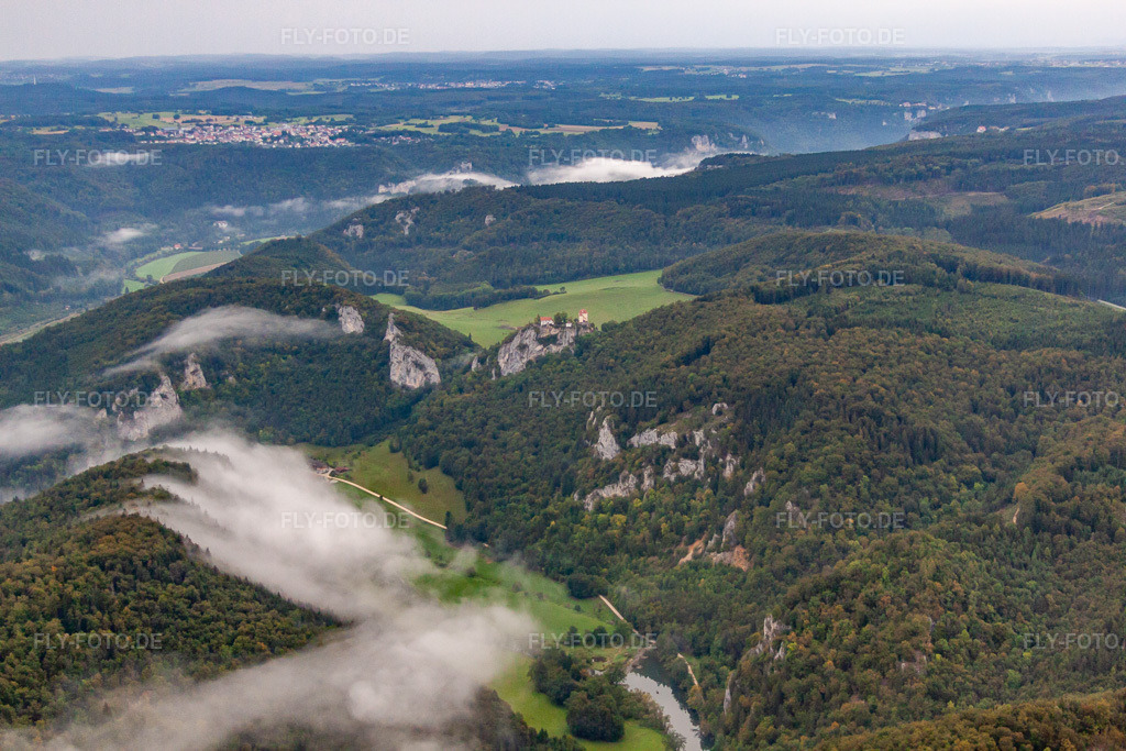 Luftbild: Burganlage des Schloß Bronnen in Beuron über dem Donautal in Fridingen an der Donau im Bundesland Baden-Württemberg in Deutschland. Foto: IMG_71780.jpg vom 31.08.2014 durch Werner Riehm/FLY-FOTO.de