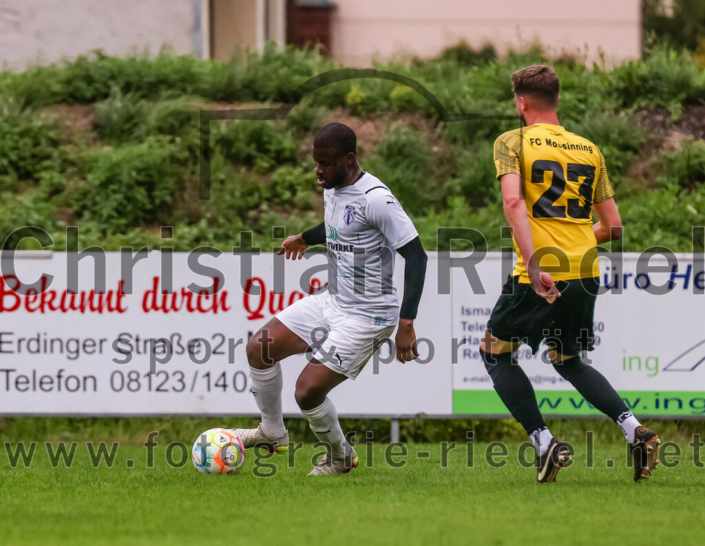 2023-08-09_041_FC_Moosinning_II_gegen_SpVgg_Altenerding | Moosinning, Deutschland, 09.08.2023:
Fußball, Kreisliga 2023 / 2024, 3. Spieltag, FC Moosinning II gegen SpVgg Altenerding, Endergebnis: 1:1

Ridwan Bello (SpVgg Altenerding, #5), Christoph Kollmannsberger (FC Moosinning, #23)

Foto: Christian Riedel / fotografie-riedel.net