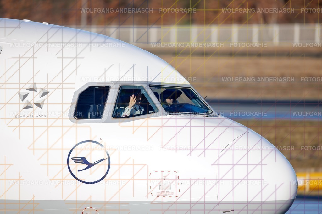 2026102-110602_EDDF_NW_TAXI_R3C_0289 | Im Cockpit des Flughafen Frankfurt am Main tragen Piloten und Pilotinnen täglich enorme Verantwortung. Konzentration, Erfahrung und Vertrauen im Team prägen diese besonderen Momente. Jeder Blick auf Instrumente, jede Entscheidung steht für Sicherheit, Präzision und Professionalität – eine stille Wertschätzung für Menschen, die Fliegen möglich machen. - Realisiert mit Pictrs.com
