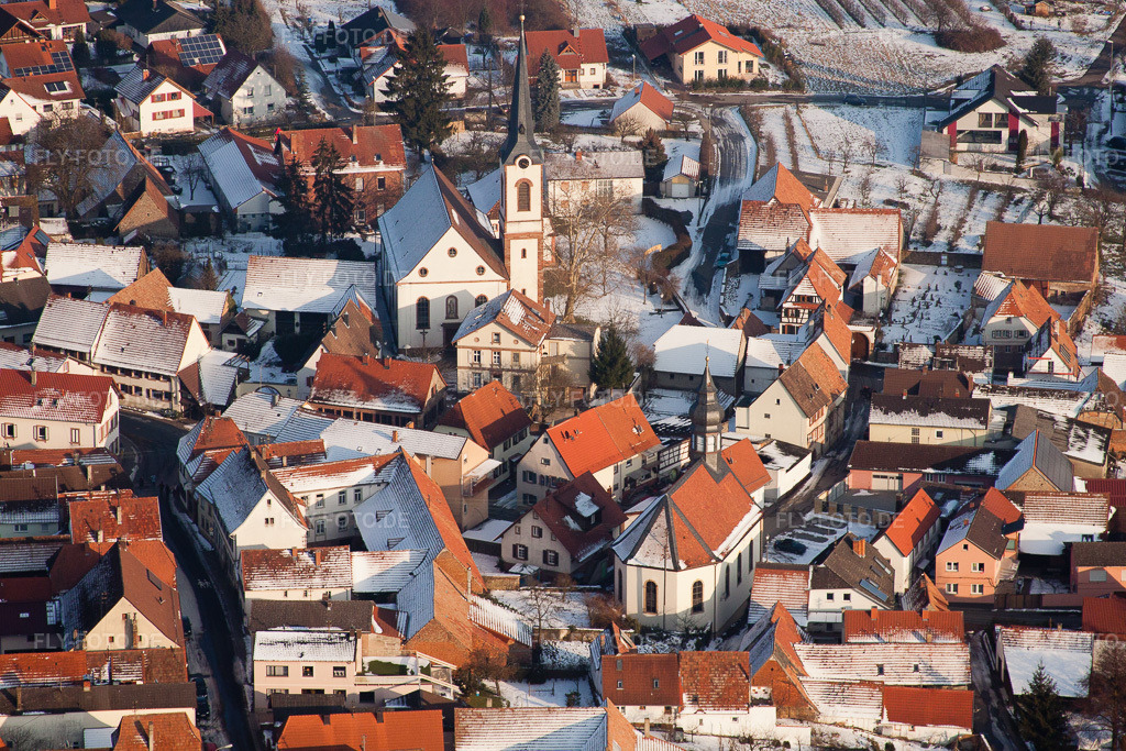 Luftbild: Winterlich schneebedeckte Dorf - Ansicht in Göcklingen im Bundesland Rheinland-Pfalz in Deutschland. Foto: IMG_24470.jpg vom 16.02.2010 durch Werner Riehm/FLY-FOTO.de