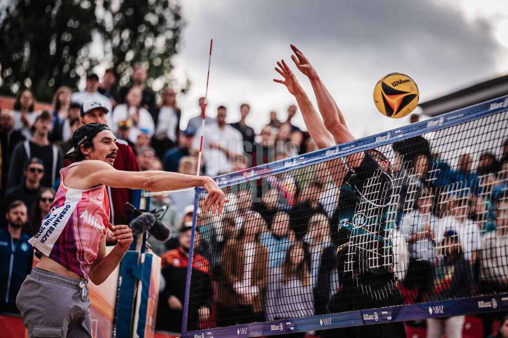 Beachvolleyball | Männer | Allianz German Beach Tour 2025 | Tourstop Berlin | 22.08.2025 | v.l. Jannik Kühlborn beim Angriff gegen Philipp Huster