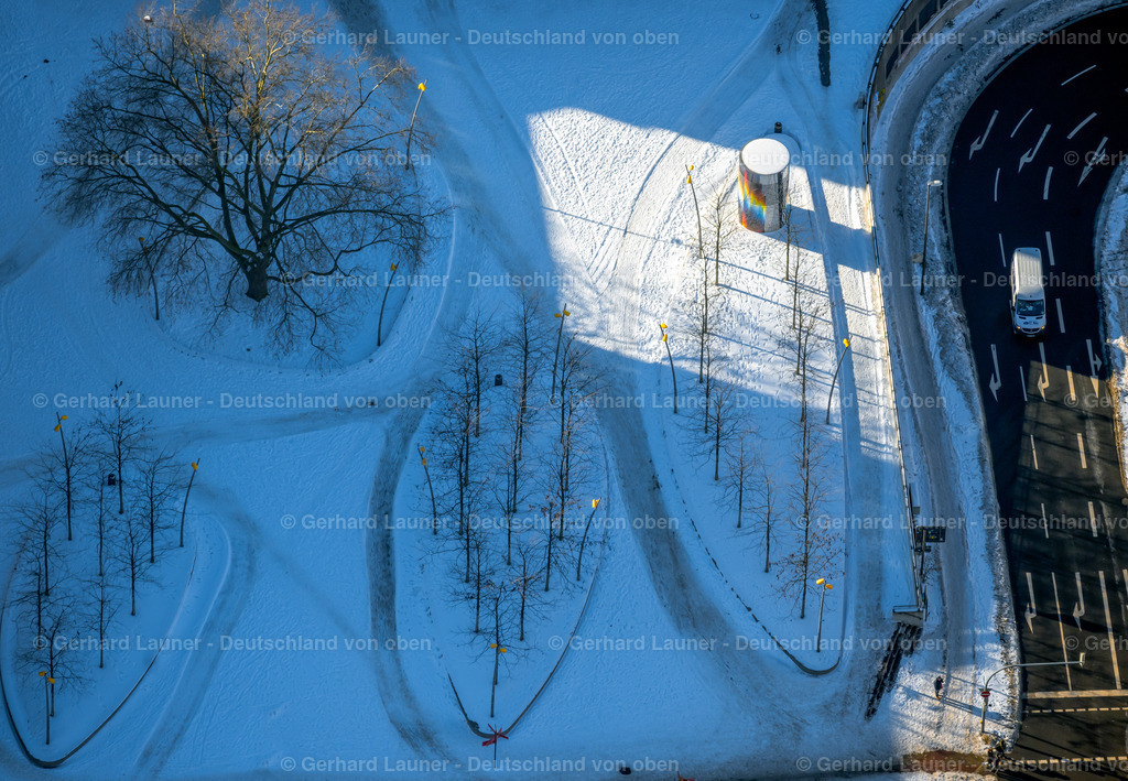 4043816 | DORTMUND 13.02.2021 Winterlich schneebedeckte Parkanlage " Park der Partnerstädte " an der Brinkhoffstraße im Ortsteil Cityring-West in Dortmund im Ruhrgebiet im Bundesland Nordrhein-Westfalen, Deutschland. // Wintry snowy park of " Park of Partnerstaedte " on the Brinkhoffstrasse in the district Cityring-West in Dortmund at Ruhrgebiet in the state North Rhine-Westphalia, Germany. Foto: Gerhard Launer