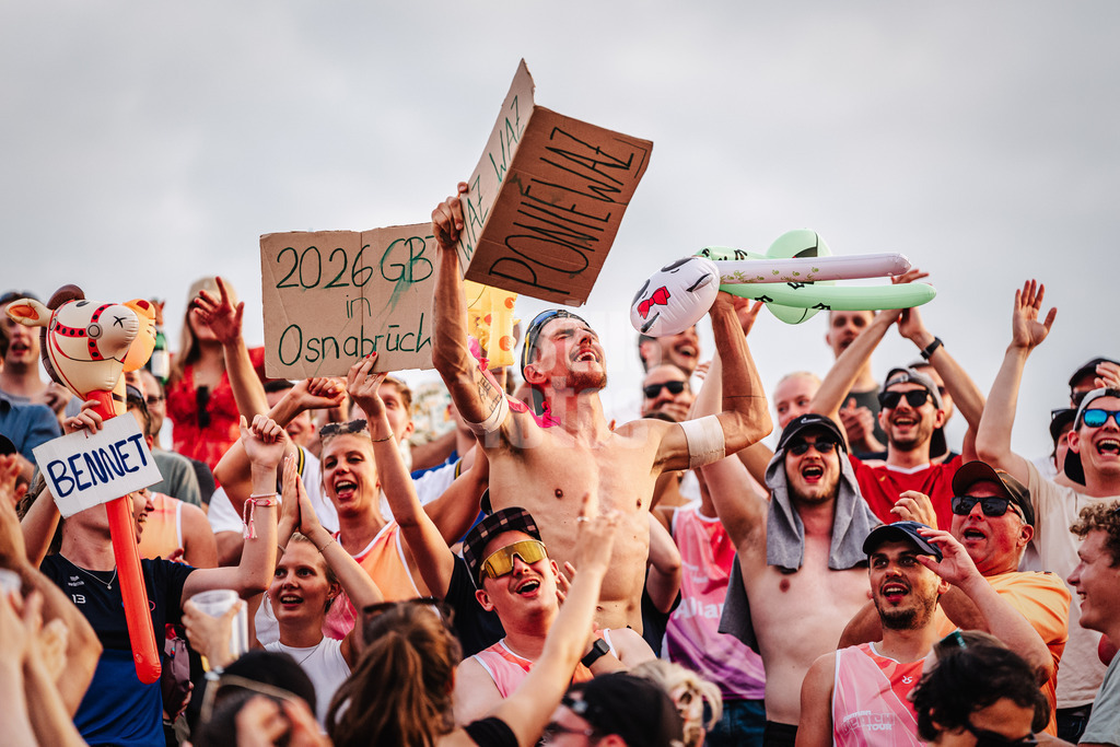 Beachvolleyball | Männer | Allianz German Beach Tour 2025 | Tourstop Bremen | 14.06.2025 | Bennet Poniewaz feiert mit den Fans