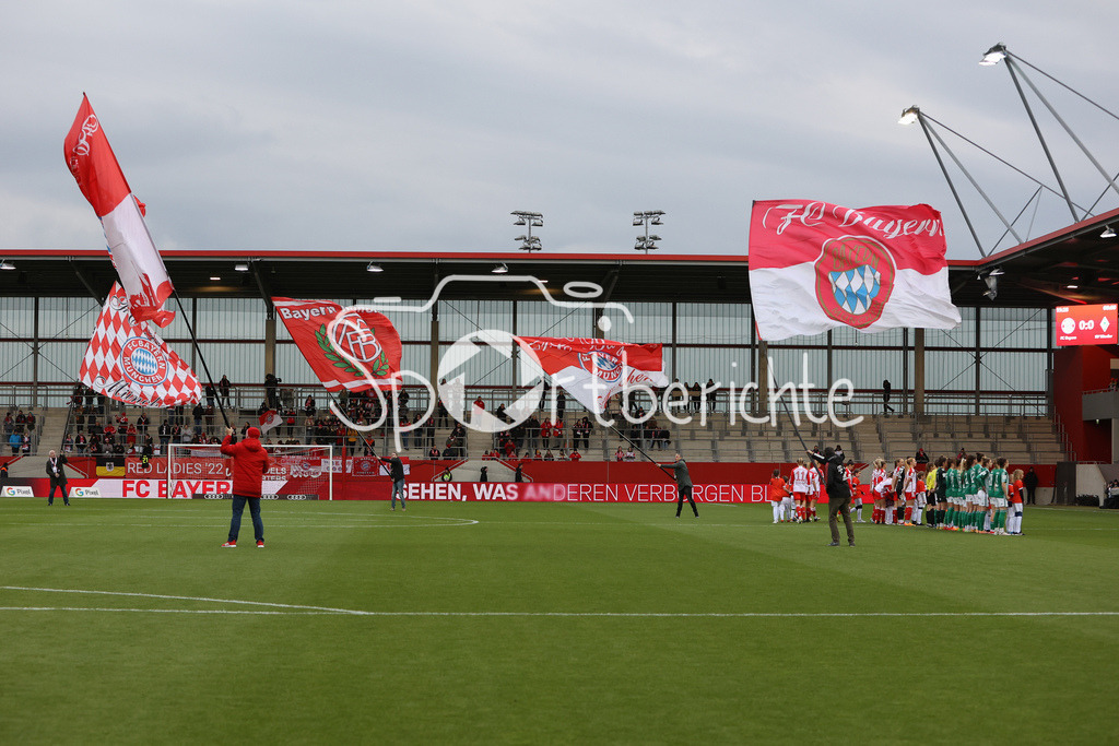 FC Bayern München Frauen - SV Werder Bremen Frauen | Die beiden Mannschaften laufen zusammen ein / Symbolbild / Einlauf / / Fahnenschwenker / Fahnen / Fans / Fan Fahne