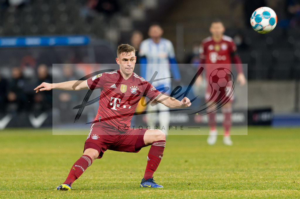 BSCFCB20220123_341 | Fussball, Herren: Joshua Kimmich (FC Bayern Muenchen) in Aktion, am Ball, Einzelaktion bei dem Spiel der 1. Bundesliga zwischen Hertha BSC und FC Bayern Muenchen im Olypiastadion am 23.01.2022 in Berlin, Deutschland.DFB / DFL REGULATIONS PROHIBIT ANY USE OF PHOTOGRAPHS AS IMAGE SEQUENCES AND/OR QUASI-VIDEO. - Realisiert mit Pictrs.com