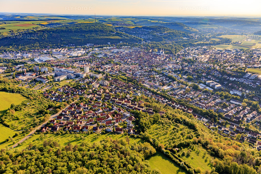 Luftbild: Stadtansicht im Taubertal am Morgen aus Südwesten in Bad Mergentheim im Bundesland Baden-Württemberg in Deutschland. Foto: IMG_146346.jpg vom 10.05.2025 durch Werner Riehm/FLY-FOTO.de