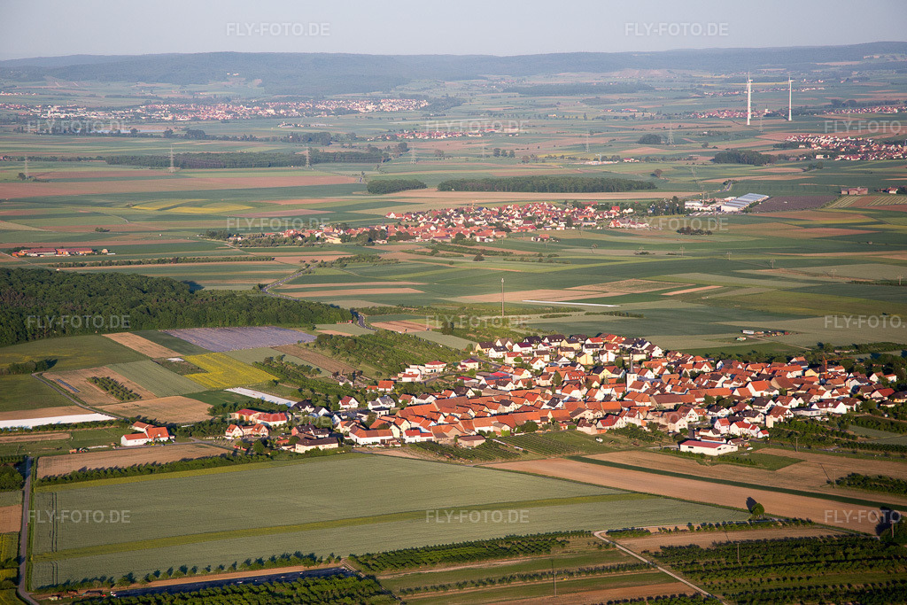 Luftbild: Ortsansicht in Wipfeld im Bundesland Bayern in Deutschland. Foto: IMG_079150.jpg vom 15.05.2015 durch Werner Riehm/FLY-FOTO.de