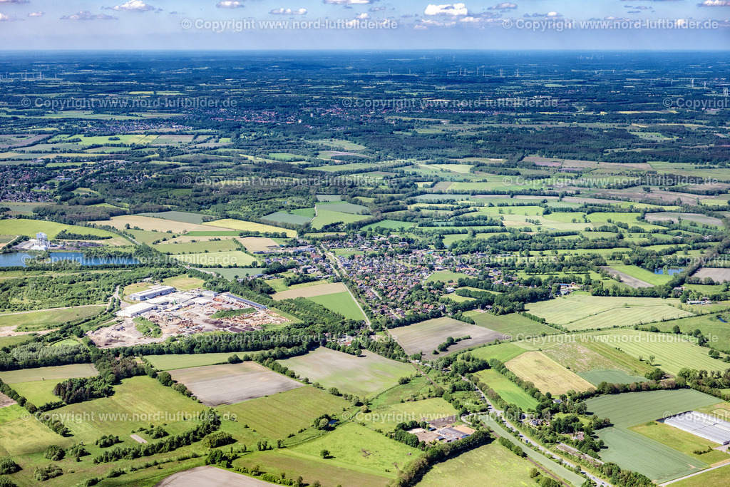Nützen_ELS_8116030622 | NüTZEN 03.06.2022 Ortsansicht der Straßen und Häuser der Wohngebiete in Nützen im Bundesland Schleswig-Holstein, Deutschland. // Town View of the streets and houses of the residential areas in Nuetzen in the state Schleswig-Holstein, Germany. Foto: Martin Elsen